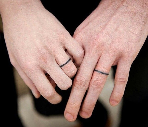 Hình xăm nhẫn ngón tay đơn giản dành cho các cặp đôi