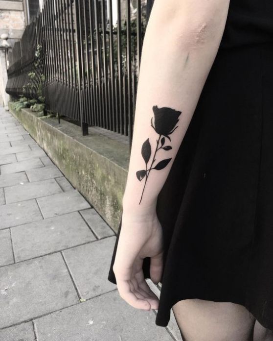 Hình xăm hoa hồng màu đen ở cánh tay