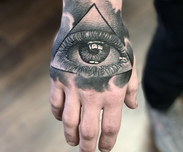 tattoo tam giác con mắt