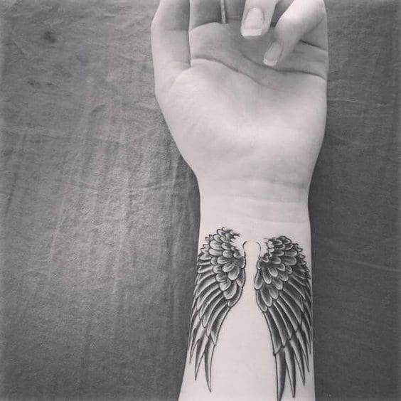 Mẫu Tattoo Đôi Cánh đẹp ở cổ tay