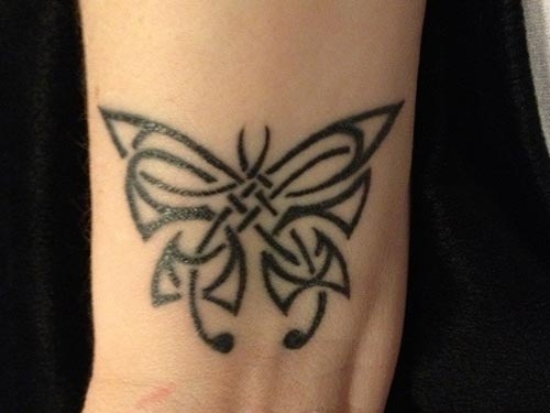 hình xăm con bướm ở cổ tay