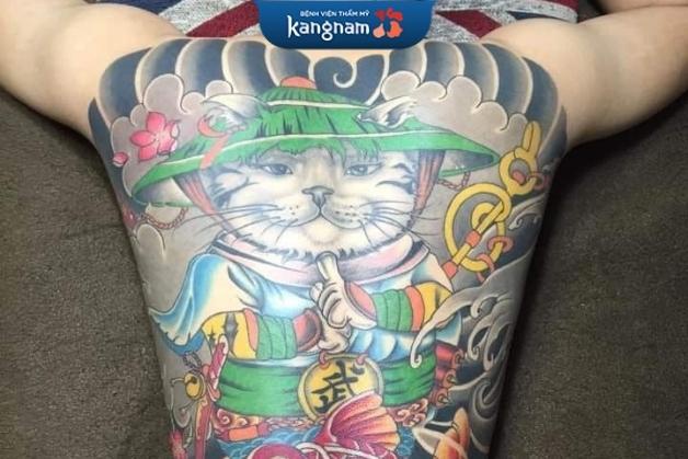 Tattoo mèo thần tài kết hợp samurai thể hiện sức mạnh