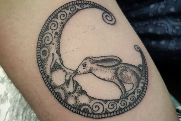 rabbit and moon tattoo độc đáo