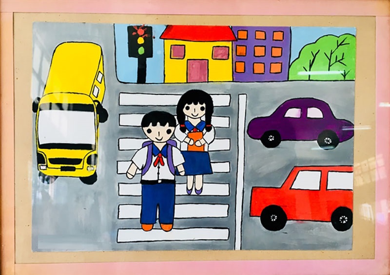 Vẽ tranh đề tài an toàn giao thông phương tiện dừng lại khi học sinh sang đường